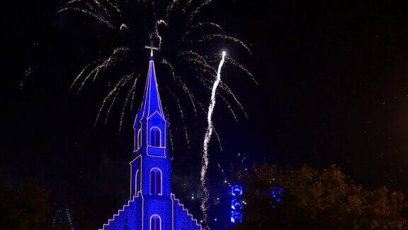 新年前夕格兰多圣母教堂后面的烟火表演