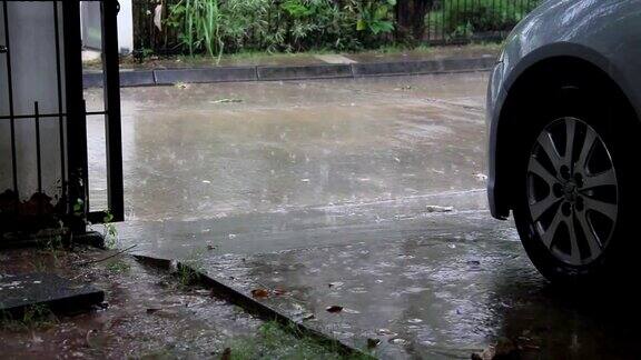 雨落地板附近的汽车