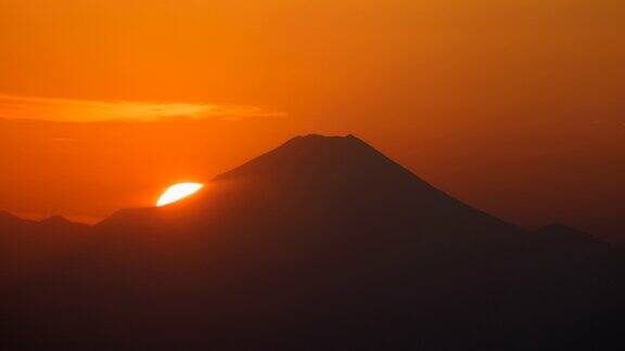 黄昏时分的富士山鲜红的太阳正在落山