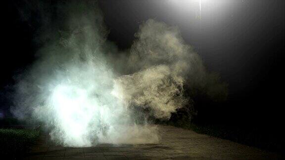 在黑暗的背景中一个人在烟雾中奔跑慢镜头