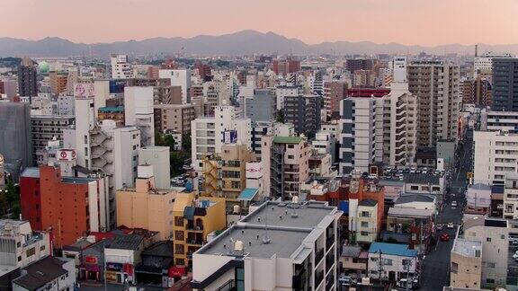 日本城市日落时的鸟瞰图