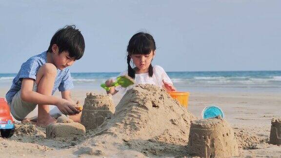 孩子们在沙滩上玩沙盒快乐的一家人在海滩上享受暑假夫妻关系假期iStock
