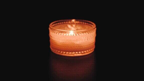 孤立的香薰蜡烛燃烧与黑暗的背景