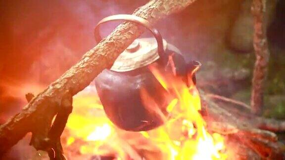 水壶在篝火上沸腾