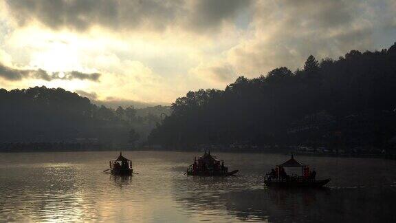 班鲁克泰泰国云南村湄宏森省中国船在早晨金色的日出湖与雾