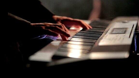 男子弹奏电子钢琴键盘