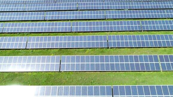 太阳能电池板一个太阳能发电站的鸟瞰图与晴朗的蓝天和阳光