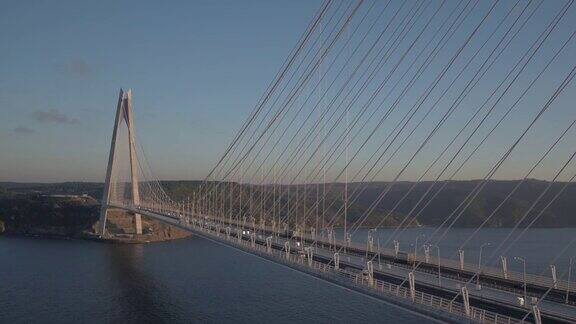 日落时的亚乌兹苏丹塞利姆桥4K鸟瞰图