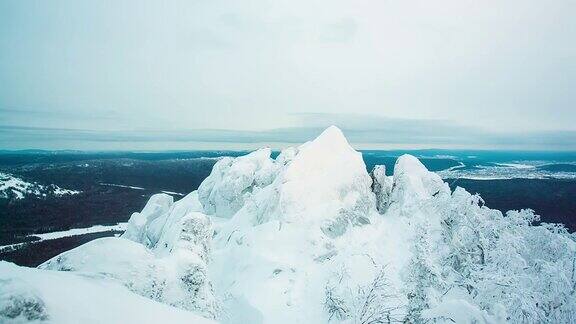 壮丽的雪山全景和悬崖风景和华丽的景色视频冬季的景观在一个山谷与雪雪山蓝天