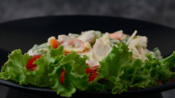 健康蔬菜沙拉新鲜西红柿黄瓜洋葱菠菜生菜和芝麻食物菜单