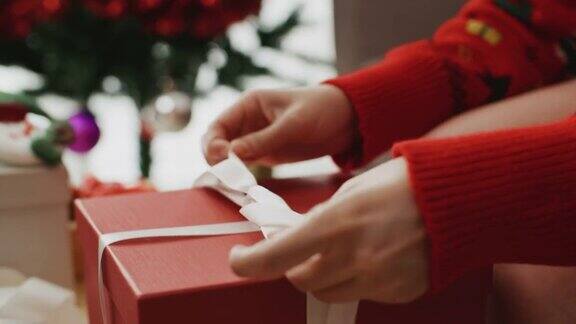 一名年轻女子正在包装圣诞节的礼品盒