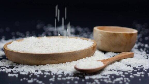米饭落在木盘上