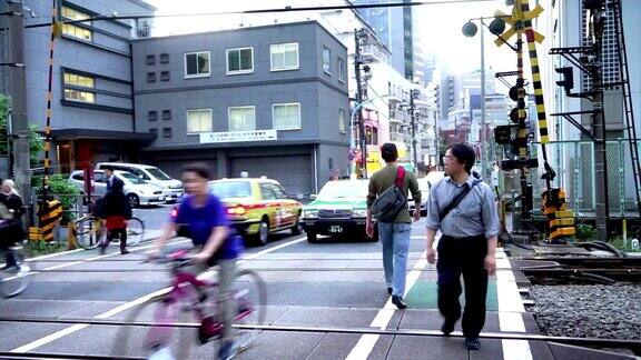 东京路上的交通检查