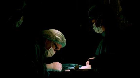 在手术室里给病人做手术的外科医生