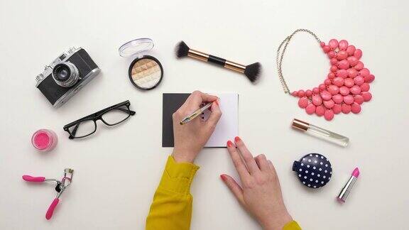 用化妆品写日记的女人俯视图镜头