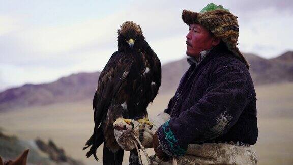 蒙古沙漠中骑着马的猎鹰人的肖像