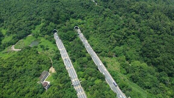 航空摄影公路穿越山脉和森林
