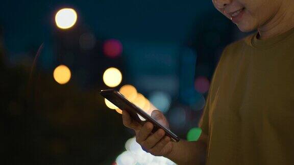 夜间在户外交通灯下使用手机