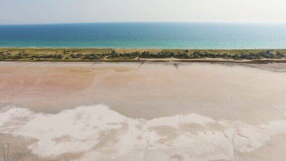 航拍图:海和盐湖之间的盐碱地