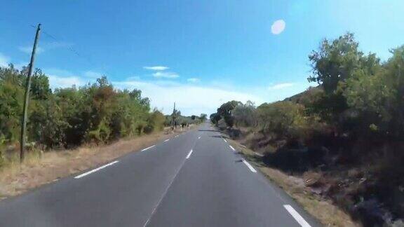 骑摩托车的人在美丽的风景沙漠风景和空旷的道路在西班牙第一人称视角