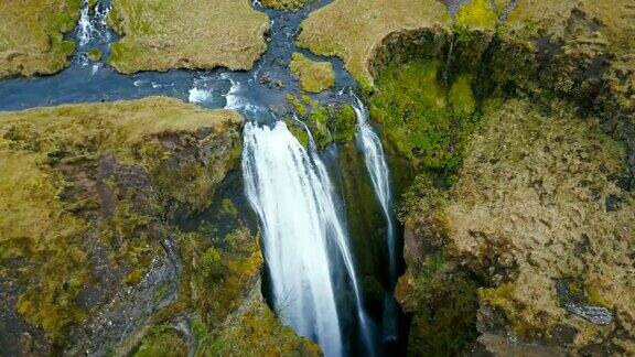 冰岛Gljufrabui瀑布鸟瞰图河流在绿色的山谷中流淌从山上落下