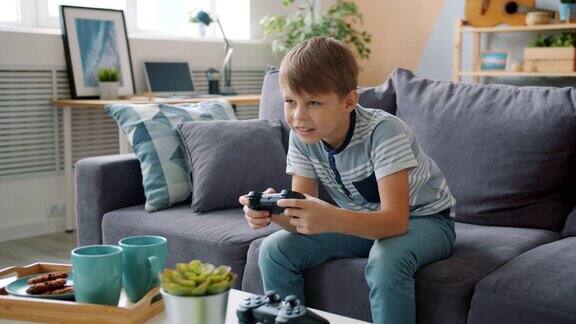快乐的孩子在公寓里享受视频游戏在沙发上放松