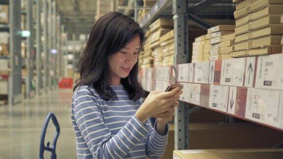 亚洲妇女工作或购物的货架上大型仓库零售商店行业架子家具和家居配件商店电子商务和物流概念中的货物内部生活方式