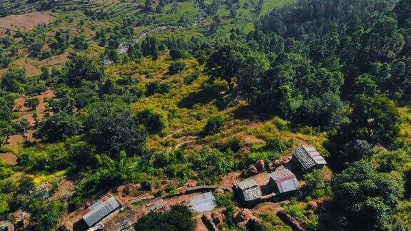 航拍无人机拍摄的是北阿坎德邦Landsdowne的一个喜马拉雅村庄