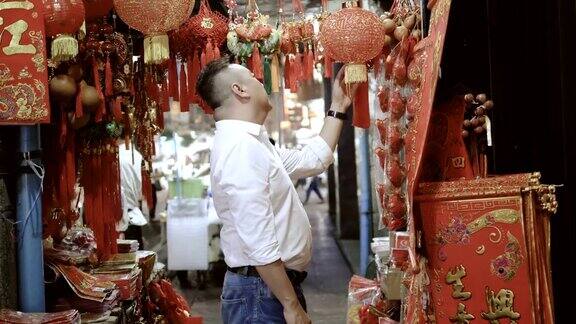 幸运:各种色彩鲜艳的中国装饰品出售