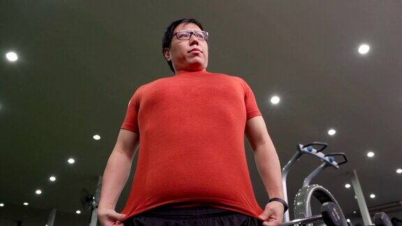 亚洲大体格男子在健身房展示他的肌肉