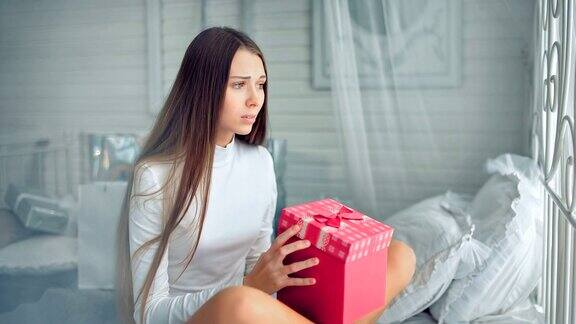 年轻女性对她的圣诞礼物不高兴看起来很伤心