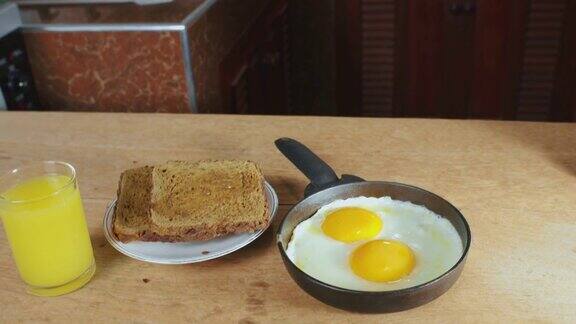 早餐有煎蛋和橙汁
