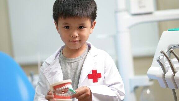 亚洲小孩在牙科诊所看牙医牙科检查和保健