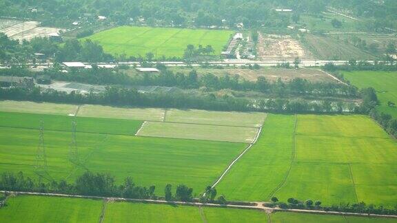 全景鸟瞰:泰国空气污染下的绿色稻田的全景自然景观