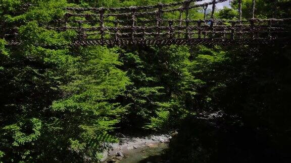 无人机拍摄的日本德岛三吉市宫和浦大桥