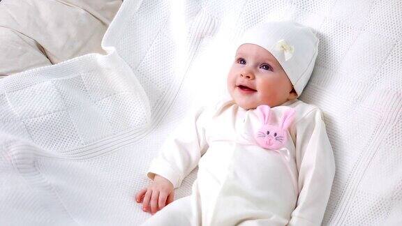 小女孩白色的针织上衣配粉红色的兔子