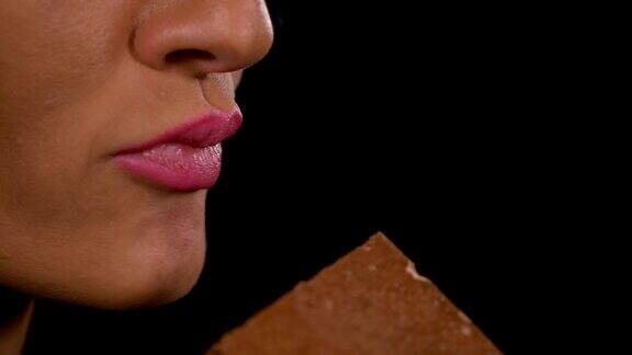 美食女人吃黑巧克力的慢动作