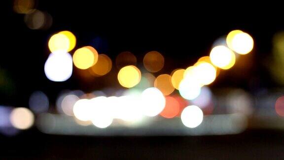 失去焦点的夜晚城市灯光和交通背景