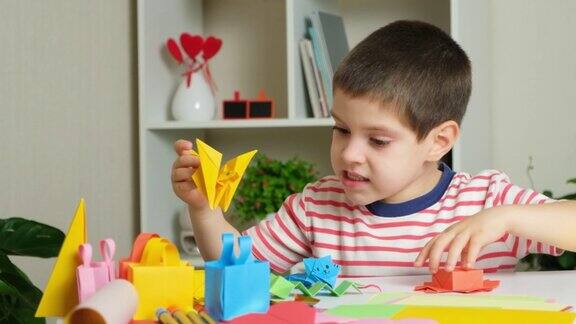 这个男孩玩的是用折纸做成的章鱼和龙