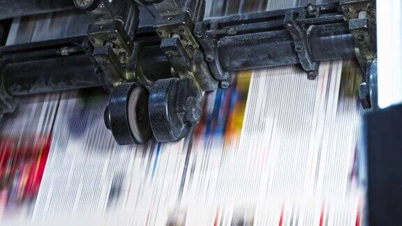 LD报纸从印刷机出来时被剪下