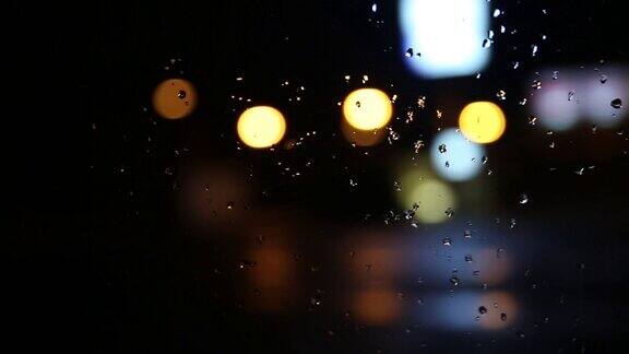在一个雨夜光给了一个惊人的展示惊人的可能性