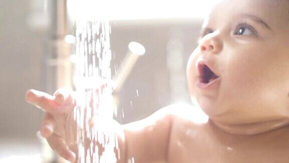 婴儿在水槽洗澡和玩水笑