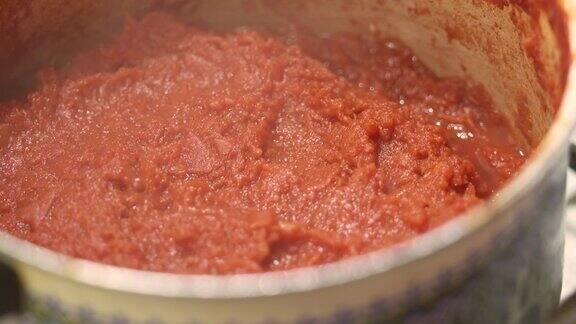 自制番茄意面酱热酱在锅里沸腾特写