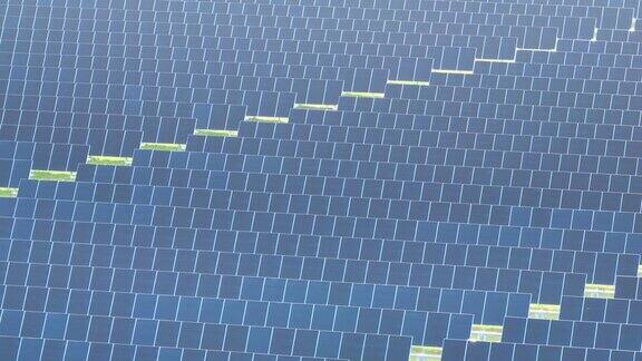 从上面看光伏发电厂有许多排太阳能电池板用于生产清洁电能无空气污染的可再生电力概念
