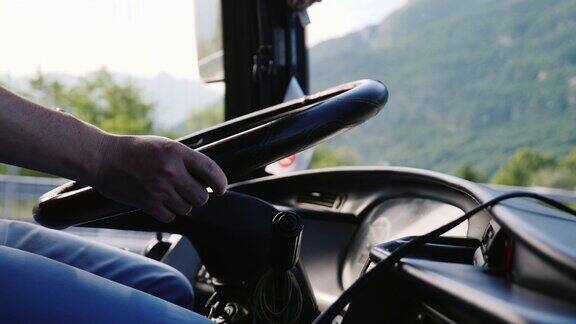 巴士方向盘的特写司机的手握着方向盘