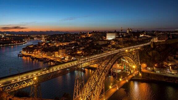 从黄昏到夜晚的时间推移的波尔图城市景观和建筑地标多姆路易斯I桥在杜罗河上葡萄牙波尔图