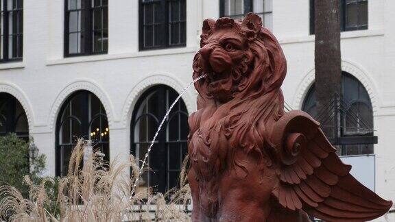 美洲南部城市的狮子水喷泉雕塑
