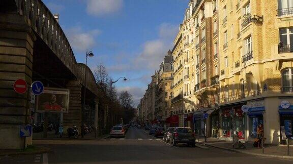 法国早晨阳光明媚时巴黎市区交通街道双层地铁线路全景4k