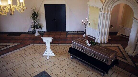 在东正教教堂举行的葬礼上的棺材
