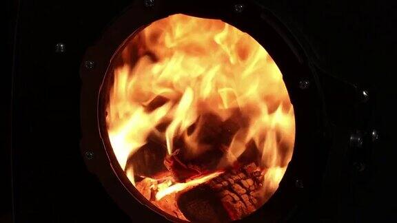 木柴在炉子里燃烧